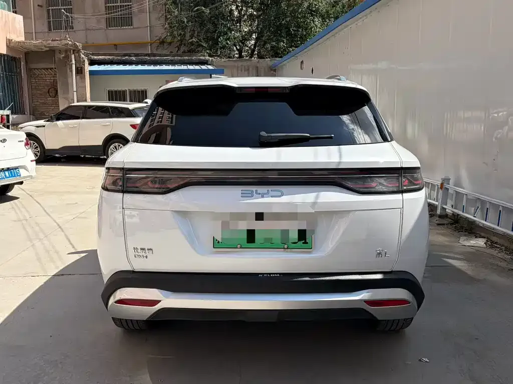 BYD L DM-i — фото 4