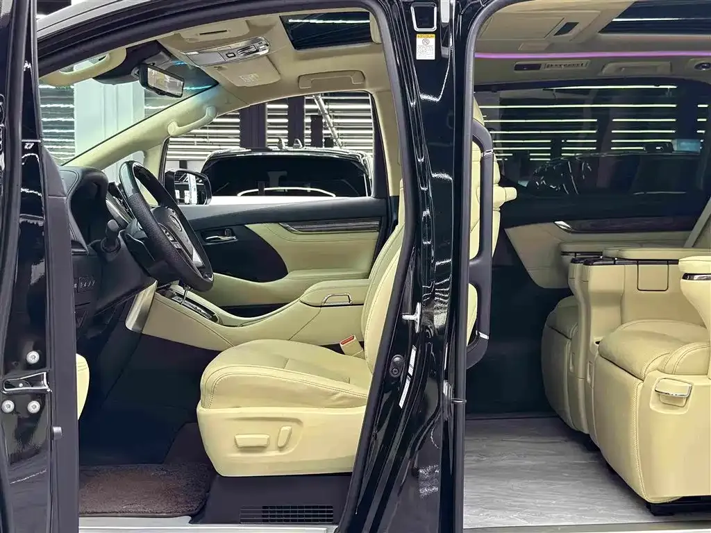 Toyota Vellfire — фото 10