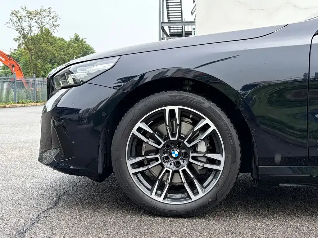 BMW 5 Series — фото 10