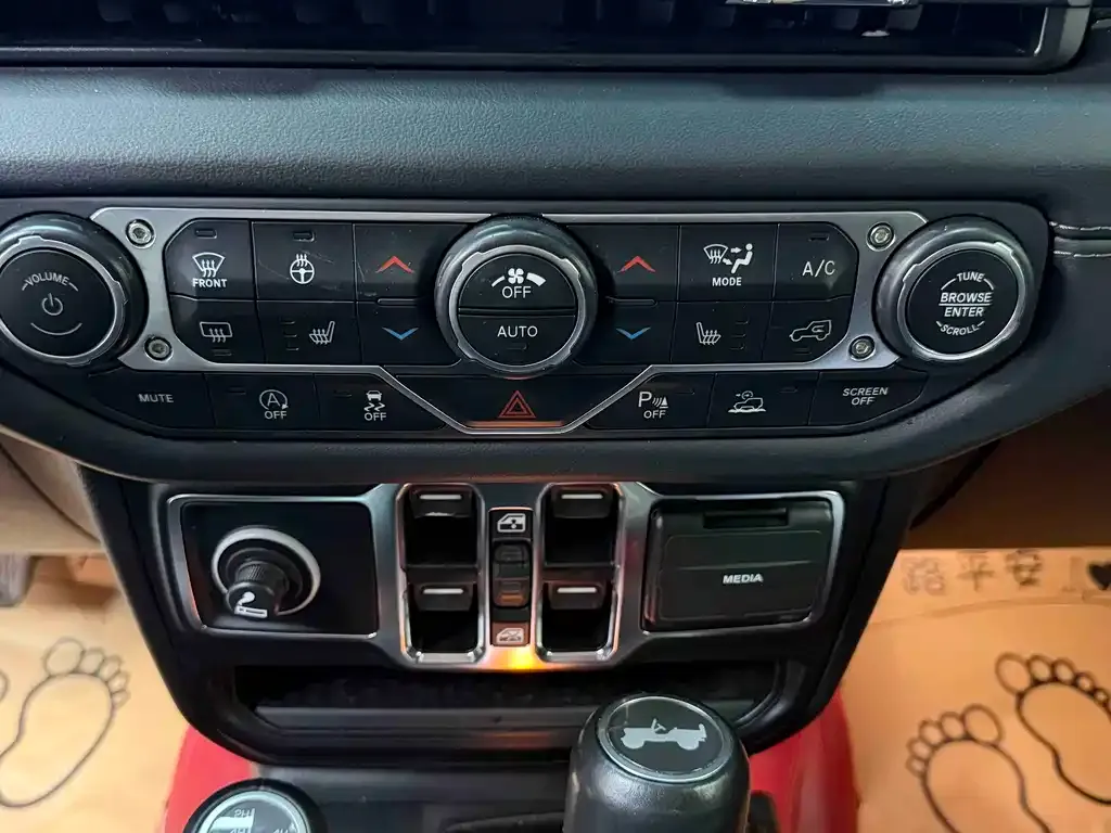 Jeep Wrangler — фото 10