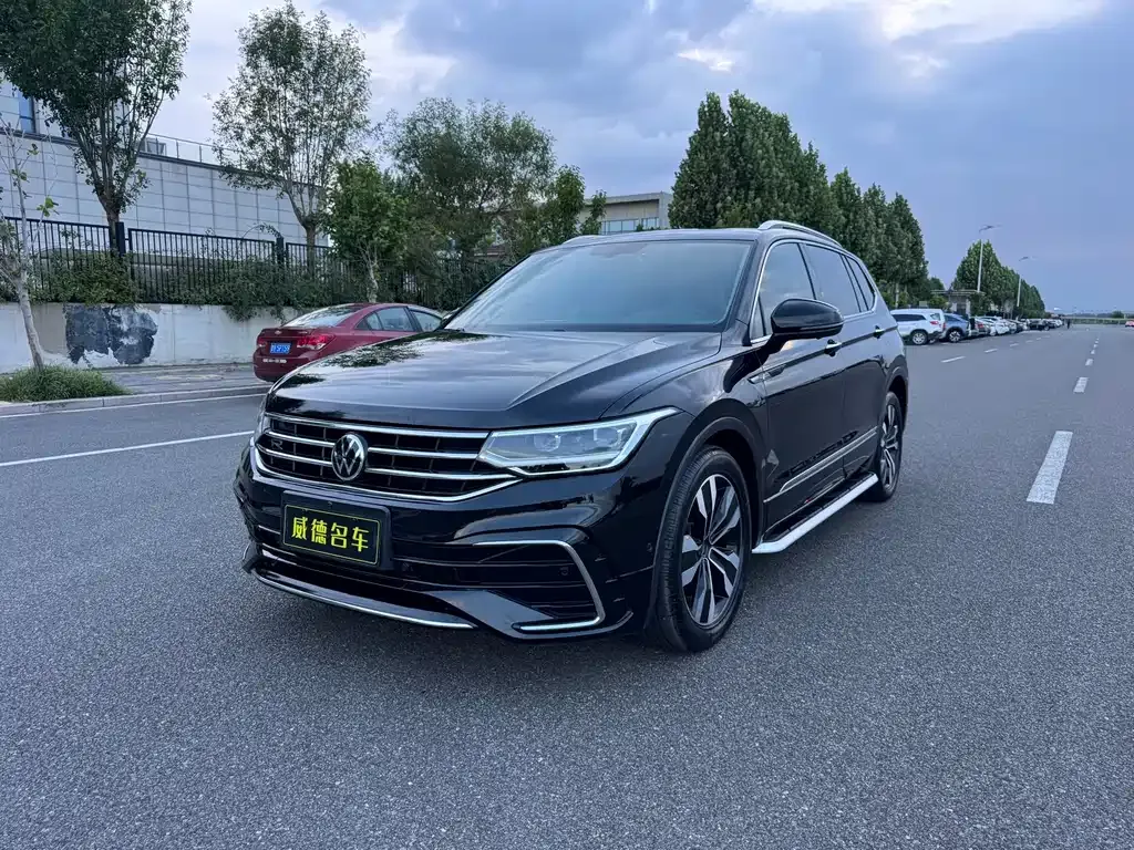 Volkswagen Tiguan L — фото 1