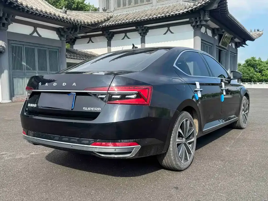 Skoda Superb — фото 9