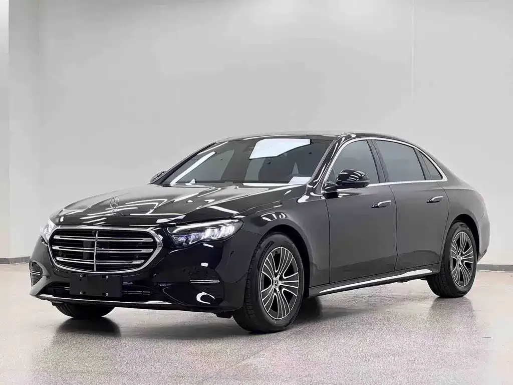 Mercedes-Benz E-Class — фото 1