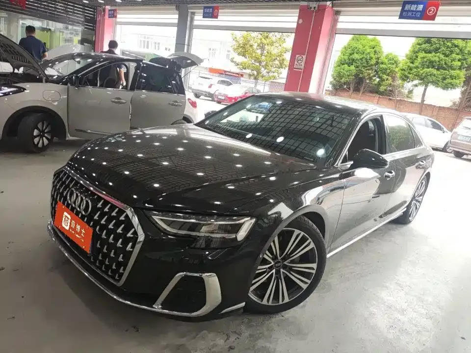 Audi A8 — фото 1