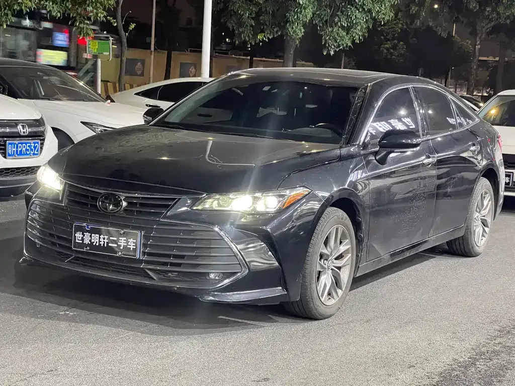 Toyota Avalon — фото 1