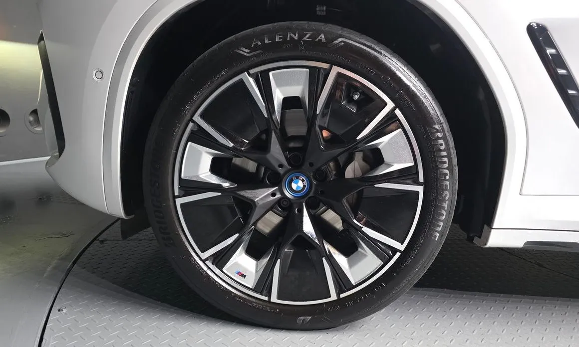 BMW iX3 — фото 10