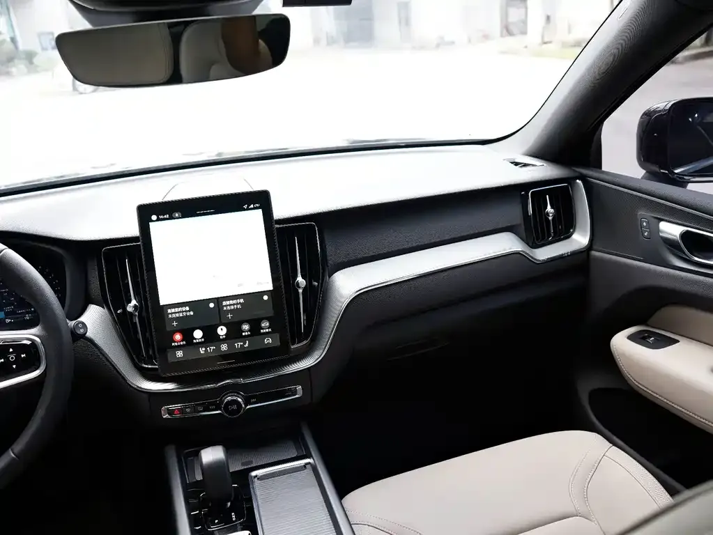 Volvo XC60 — фото 9
