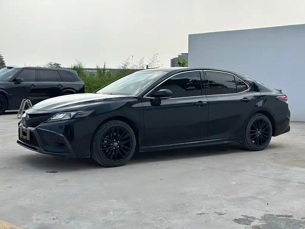 Toyota Camry — фото 1