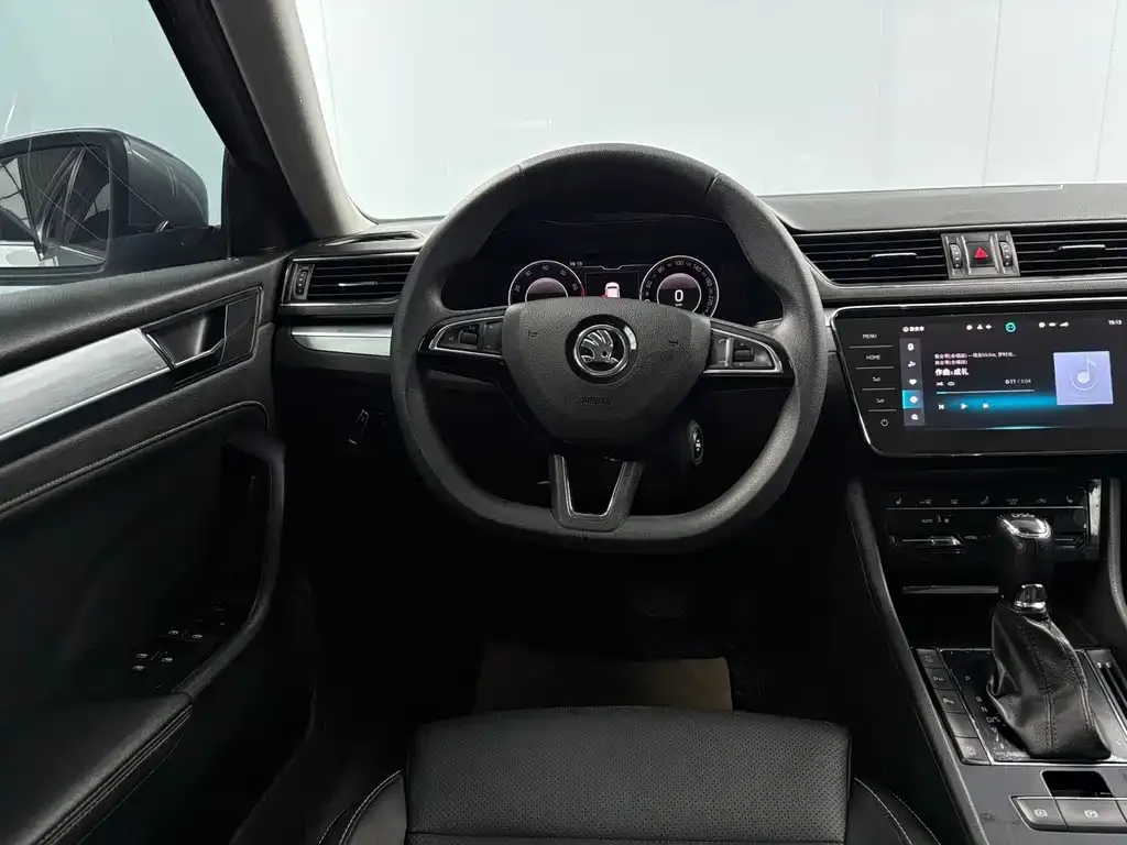 Skoda Superb — фото 8