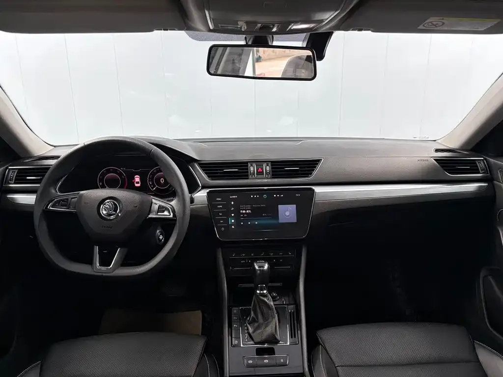 Skoda Superb — фото 10