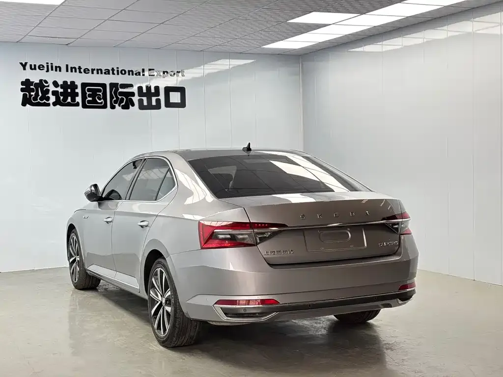 Skoda Superb — фото 9