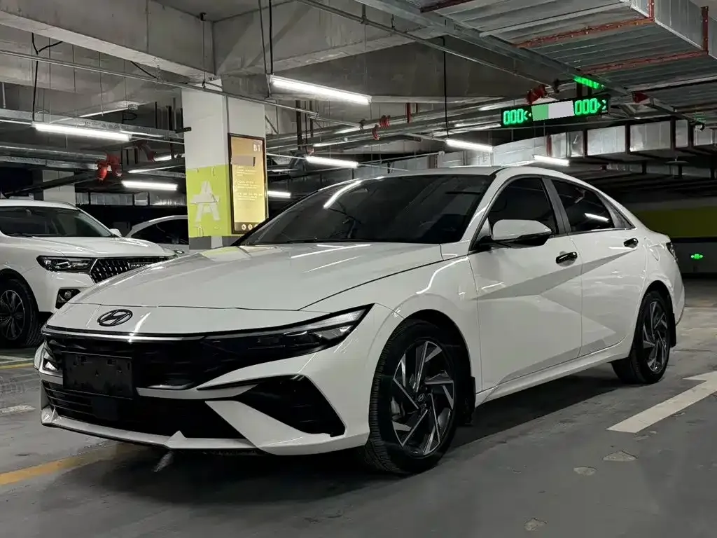 Hyundai Elantra — фото 1