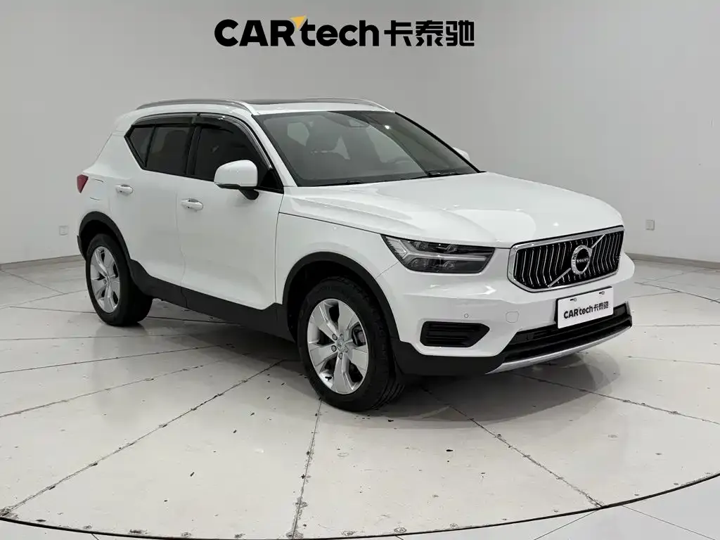 Volvo XC40 — фото 1