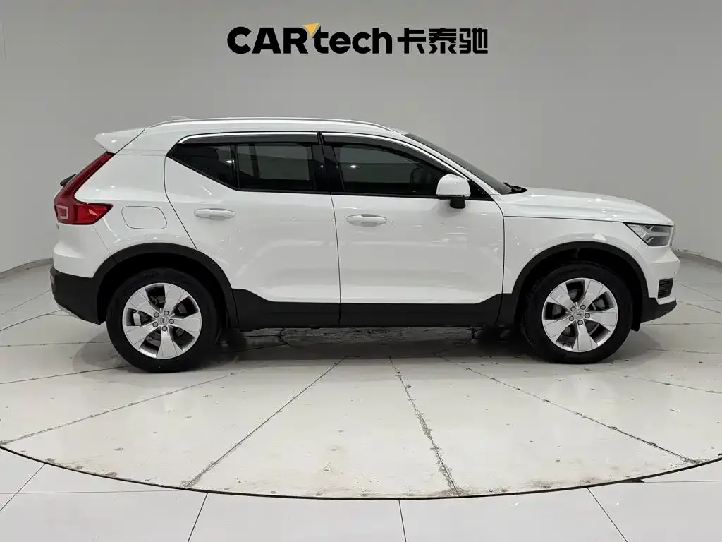 Volvo XC40 — фото 10