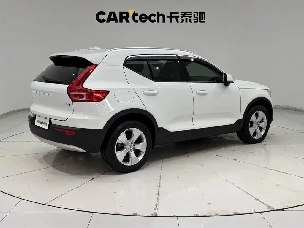 Volvo XC40 — фото 9