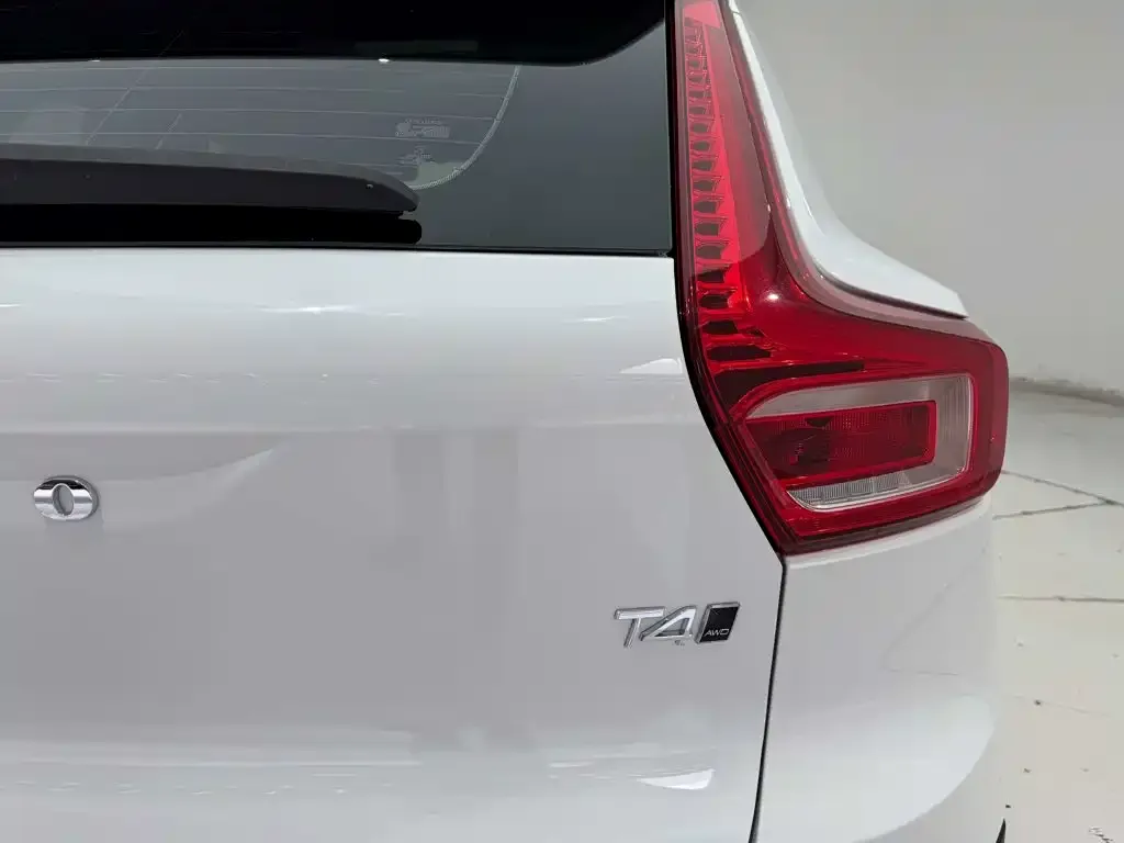 Volvo XC40 — фото 6
