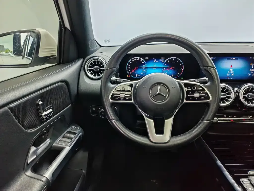 Mercedes-Benz GLB — фото 2