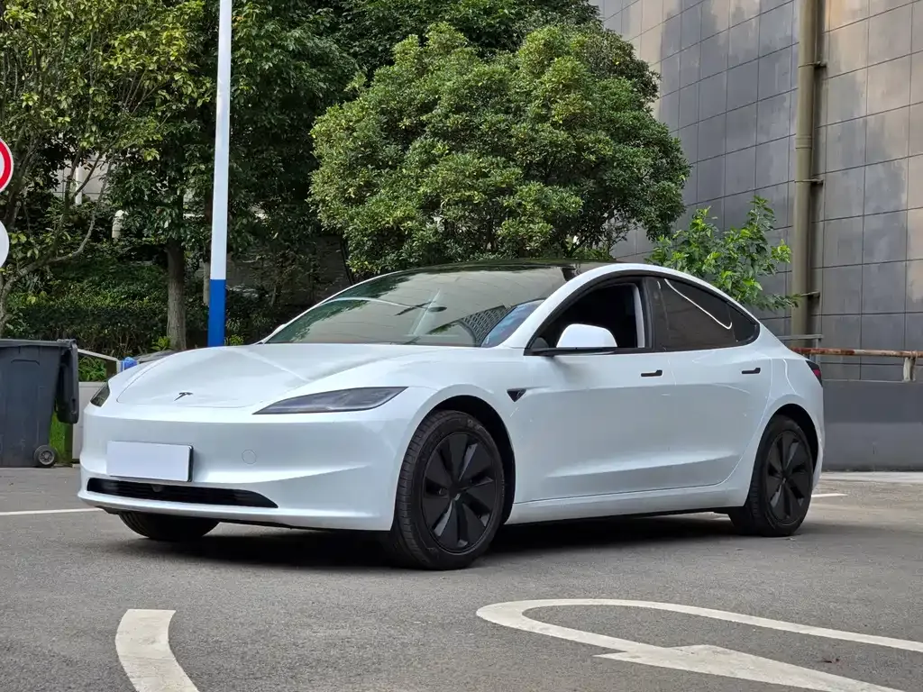 Tesla Model 3 — фото 1