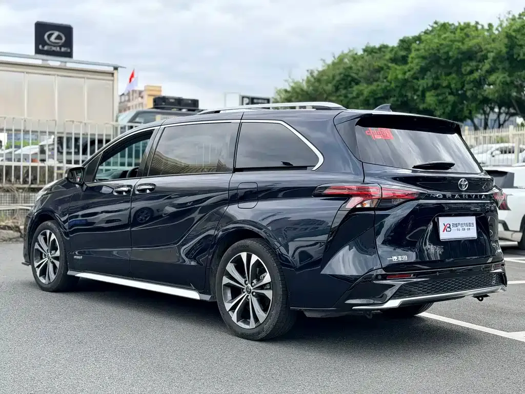 Toyota Granvia — фото 5