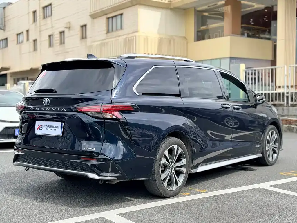 Toyota Granvia — фото 9