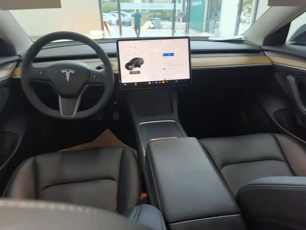Tesla Model 3 — фото 4