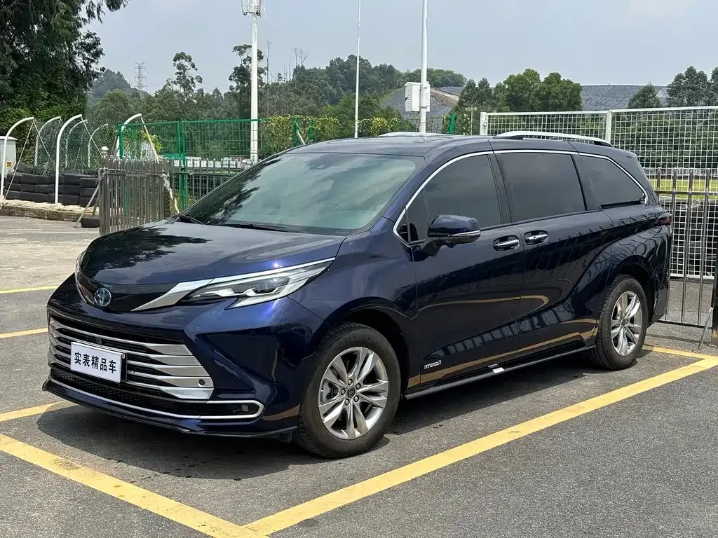 Toyota Sienna — фото 1