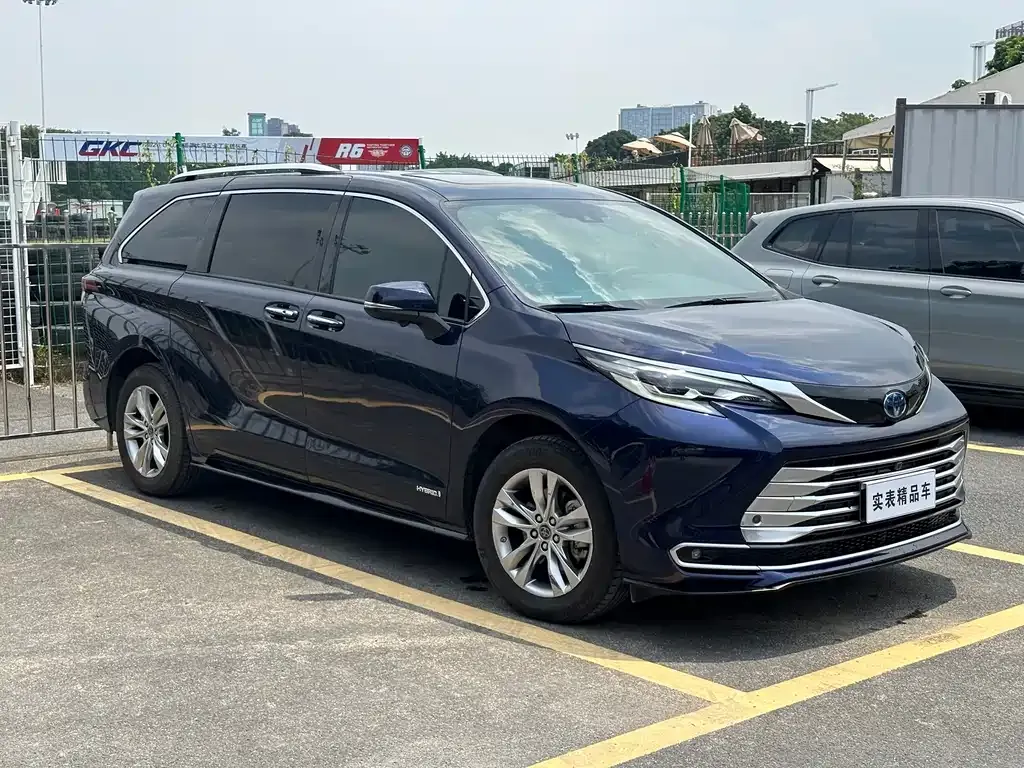 Toyota Sienna — фото 5