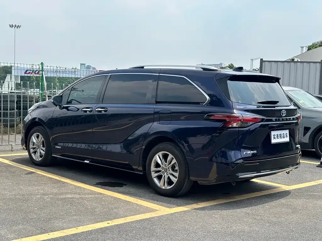Toyota Sienna — фото 3