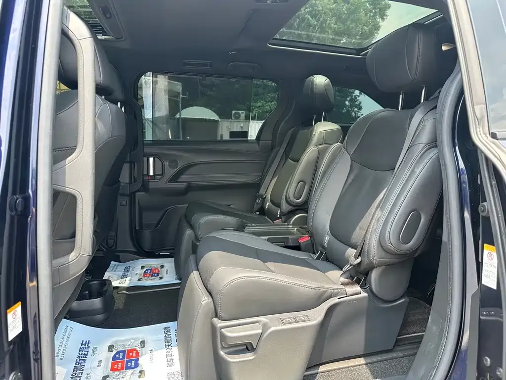 Toyota Sienna — фото 10
