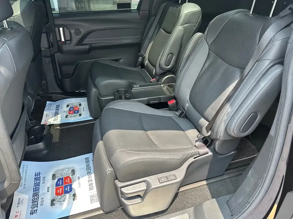 Toyota Sienna — фото 4