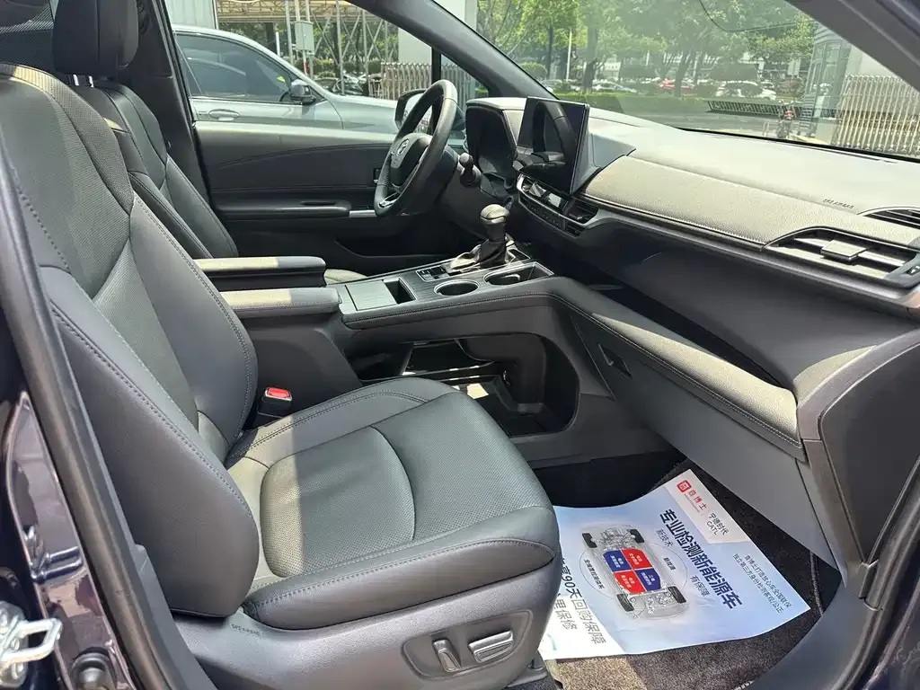 Toyota Sienna — фото 2