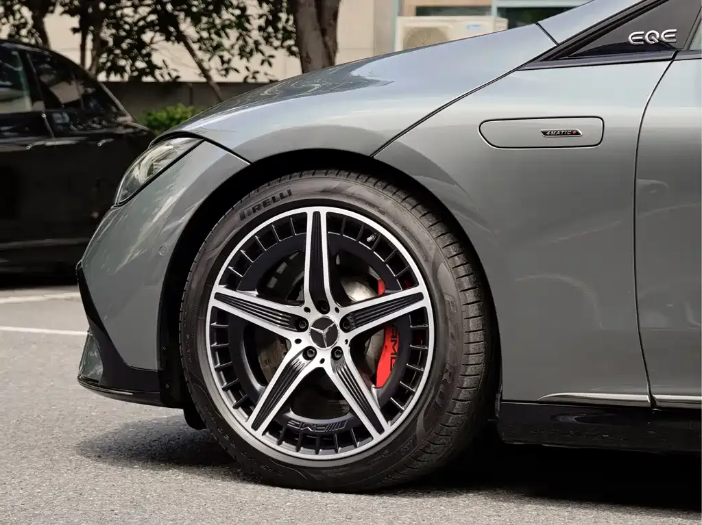 Mercedes-Benz EQE AMG — фото 10