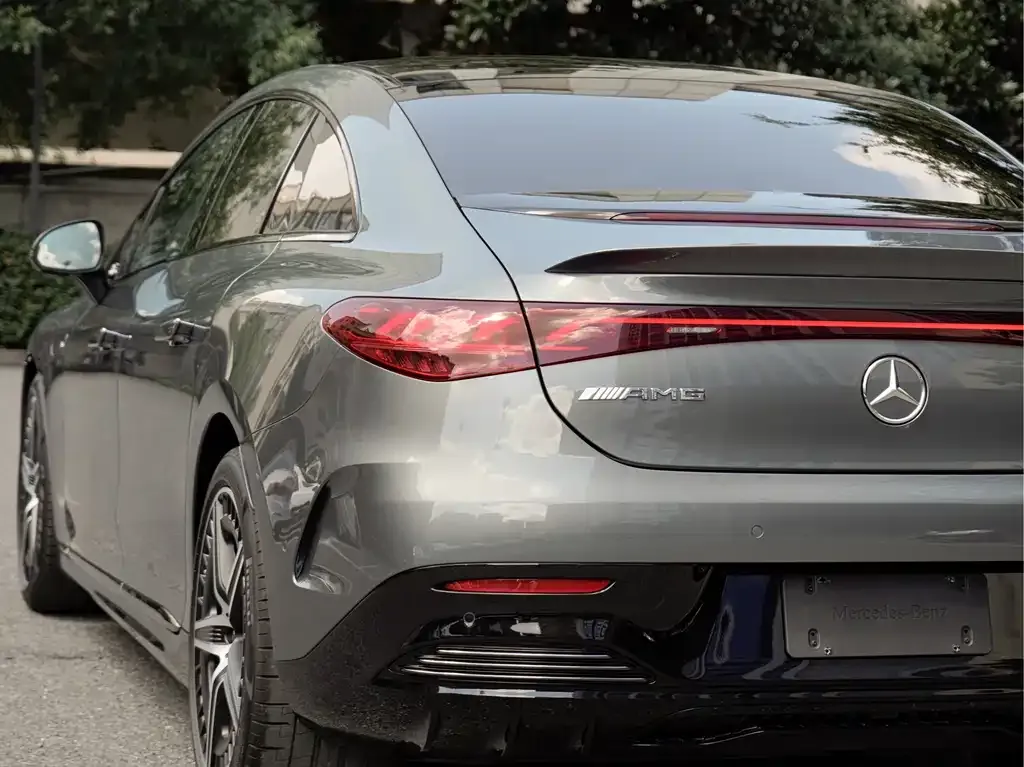 Mercedes-Benz EQE AMG — фото 3