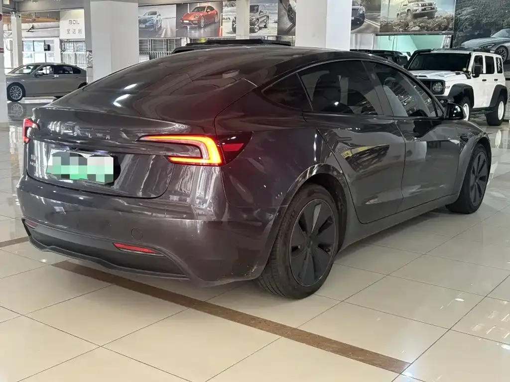 Tesla Model 3 — фото 7
