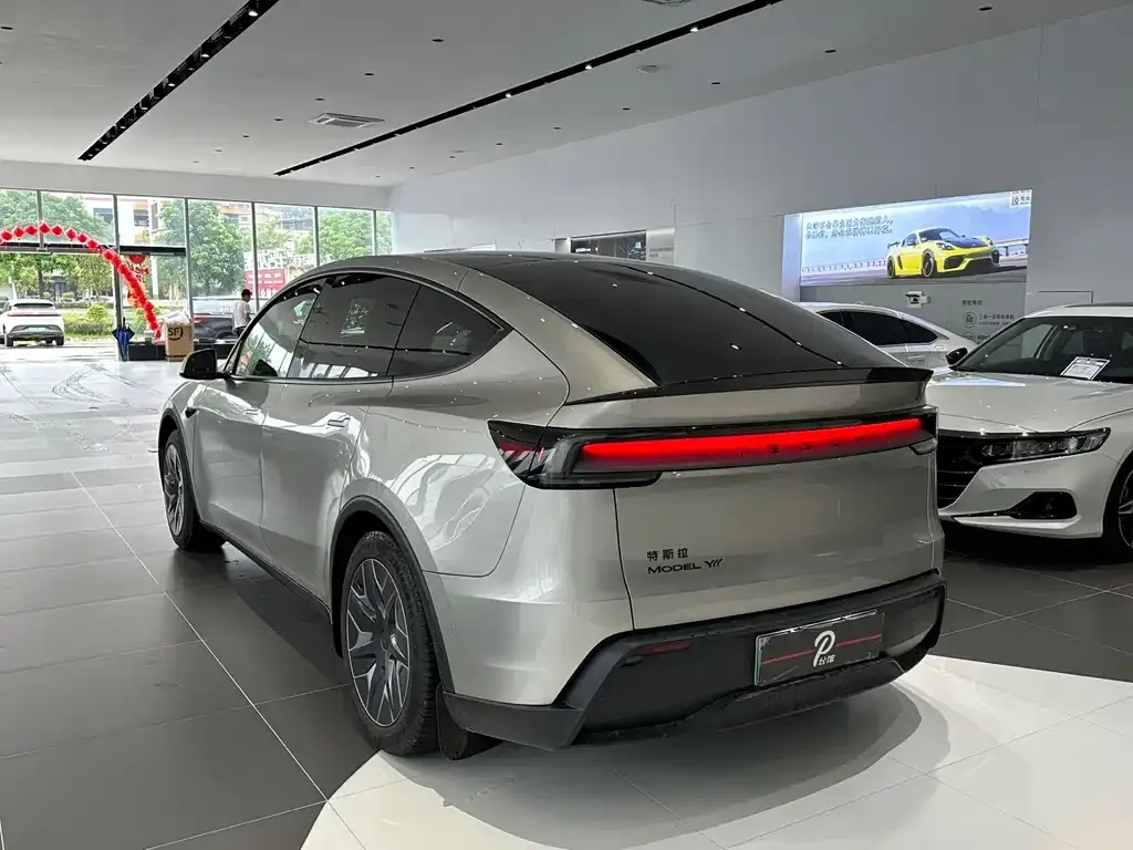 Tesla Model Y L — фото 7