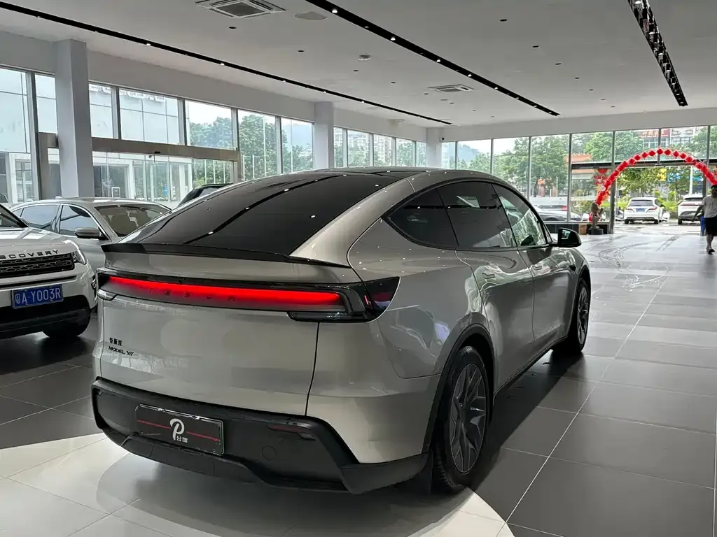 Tesla Model Y L — фото 6