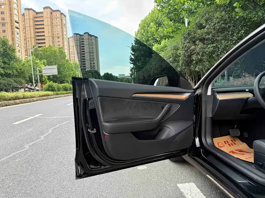 Tesla Model 3 — фото 10