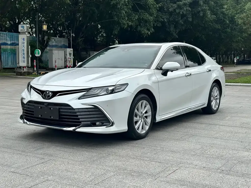 Toyota Camry — фото 1