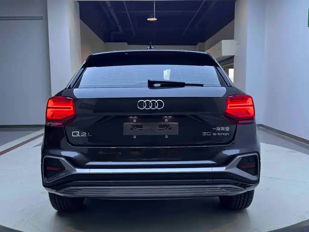 Audi Q2L e-tron — фото 2