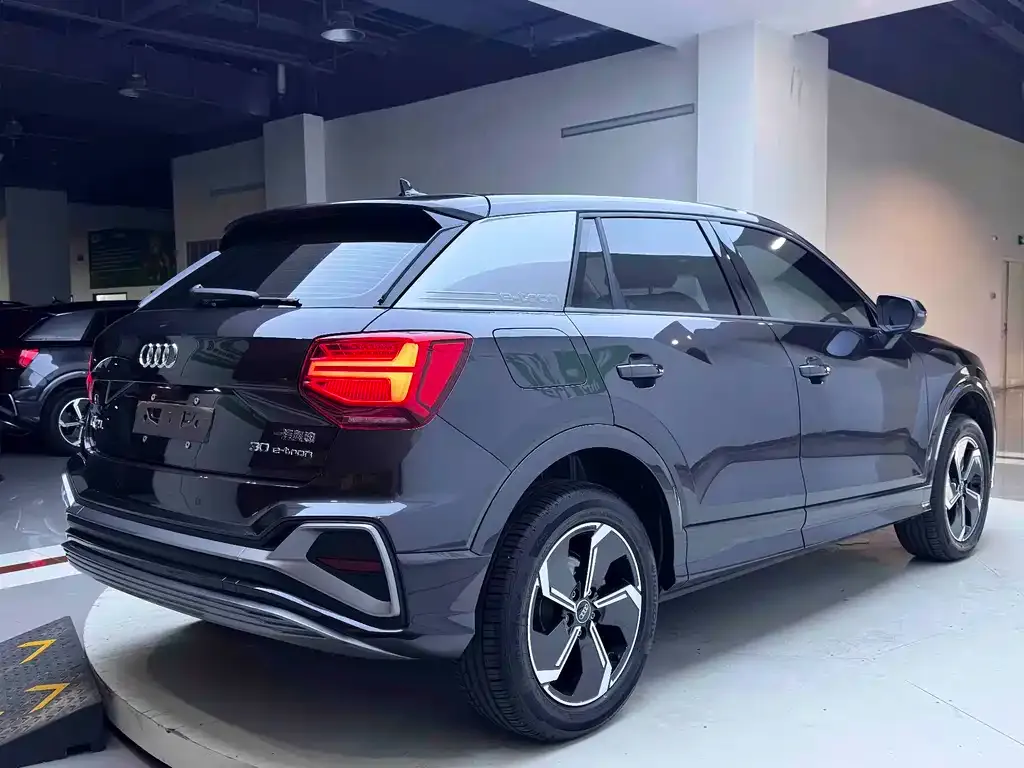 Audi Q2L e-tron — фото 8