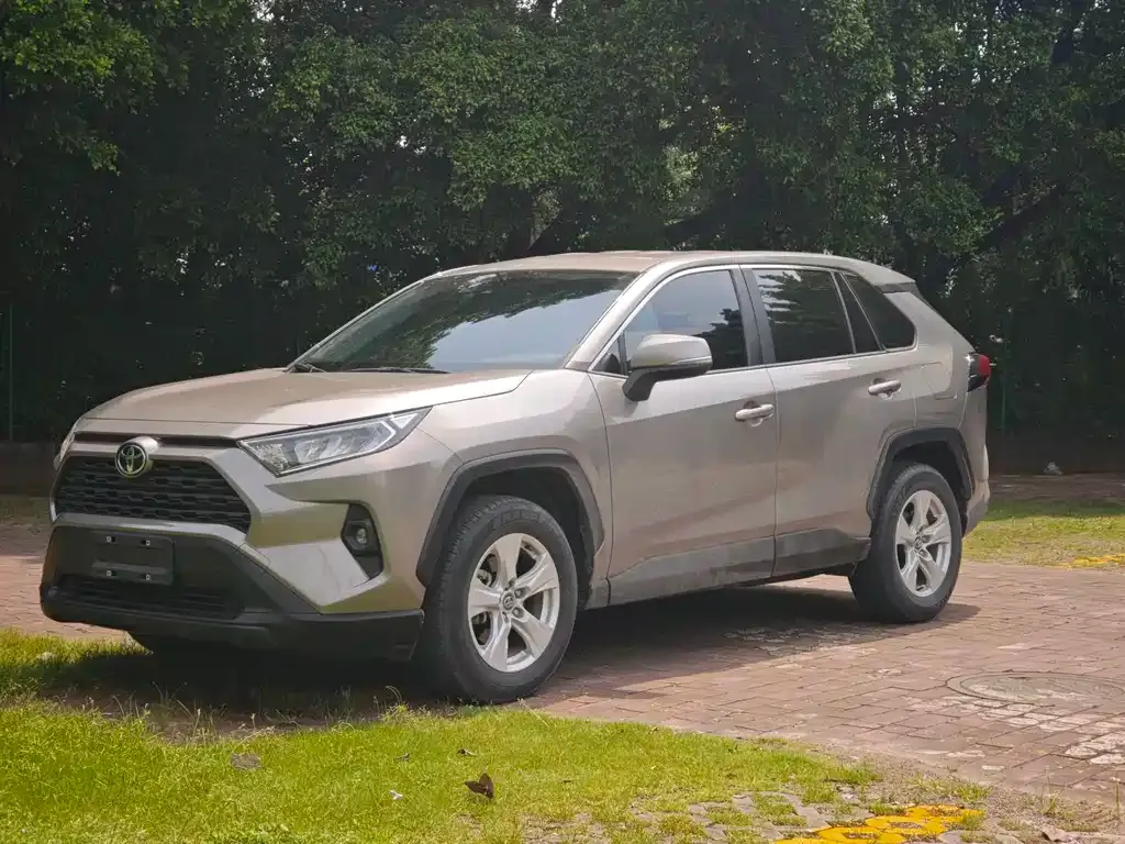Toyota RAV4 — фото 1