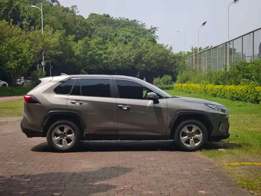 Toyota RAV4 — фото 3