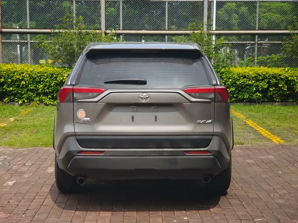 Toyota RAV4 — фото 7