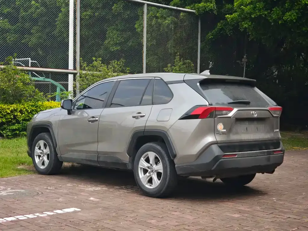 Toyota RAV4 — фото 5
