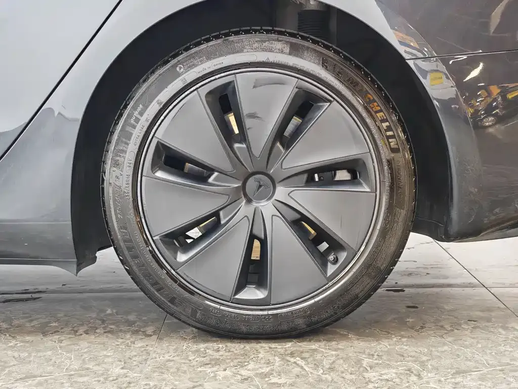 Tesla Model 3 — фото 10