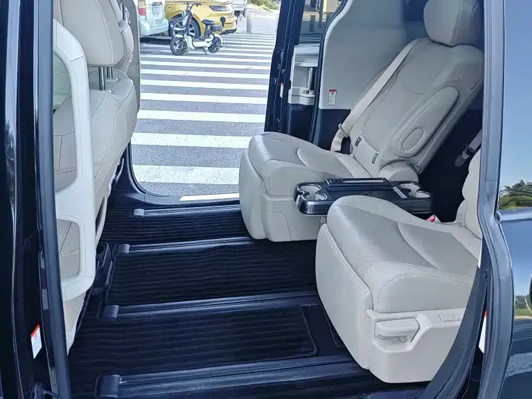 Toyota Granvia — фото 2