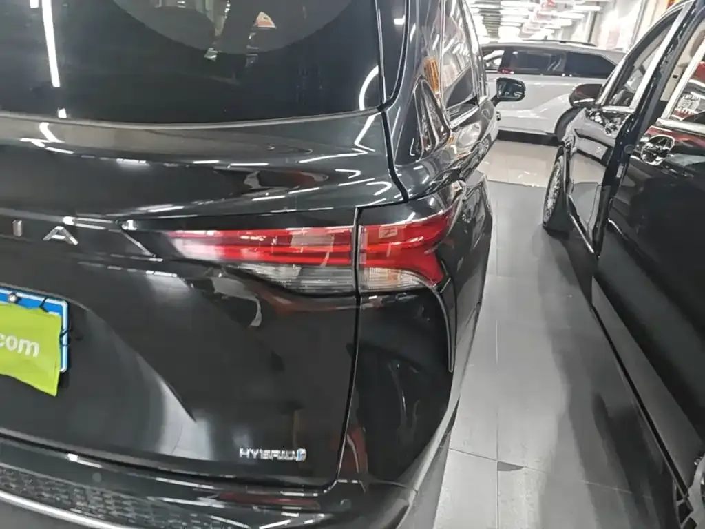 Toyota Granvia — фото 10