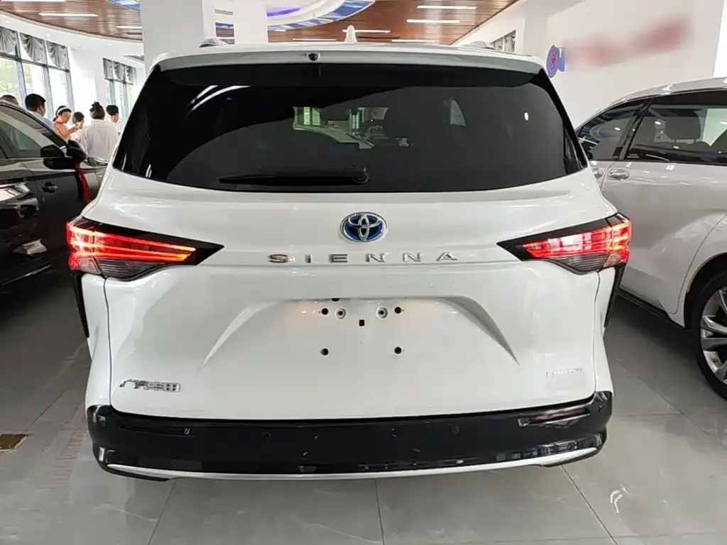 Toyota Sienna — фото 2
