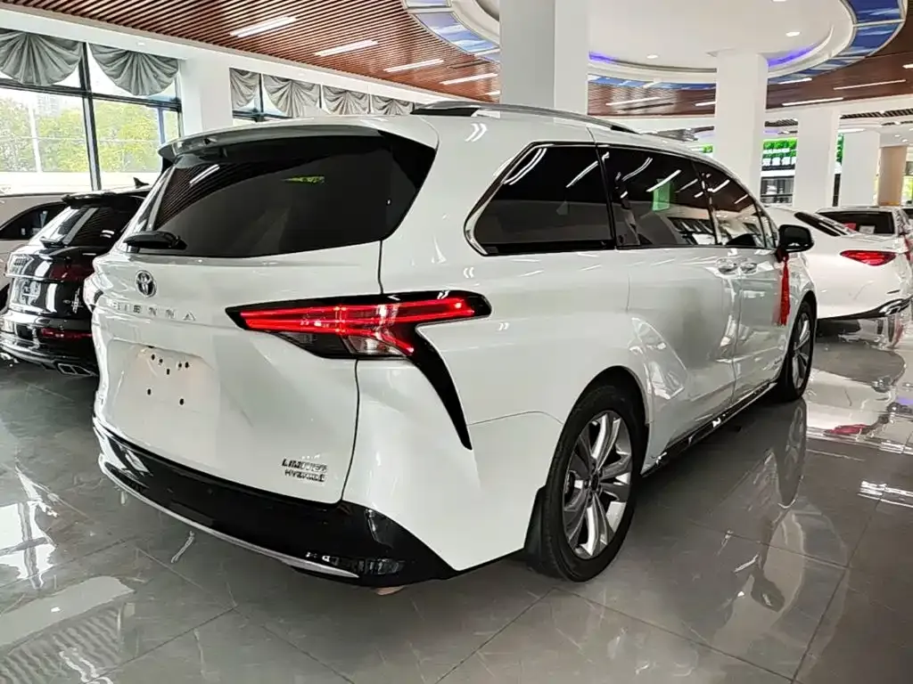 Toyota Sienna — фото 9