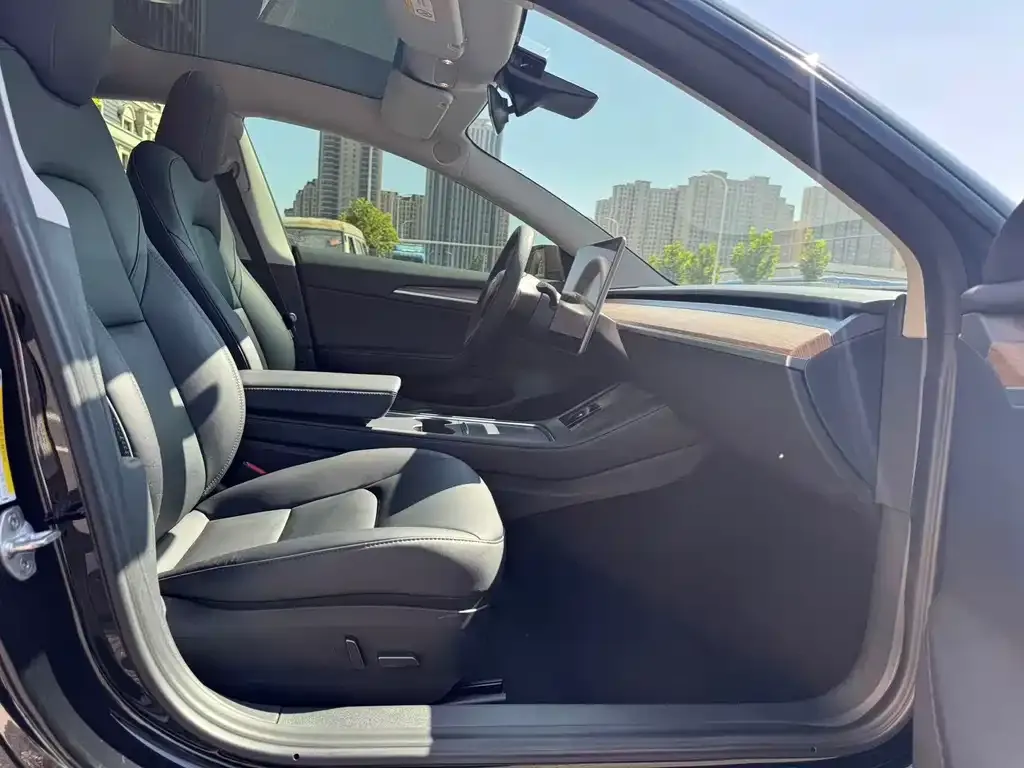 Tesla Model 3 — фото 9